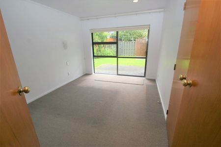 2 Bedrooms, Forrest Hill - Photo 5