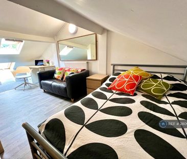 1 bedroom in a house share to rent - Photo 2