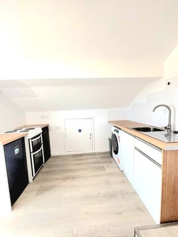 Bushey Grove Road, Bushey WD23 2JJ, Property for rent - Photo 4