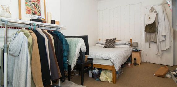 3 bedroom flat in London - Photo 2