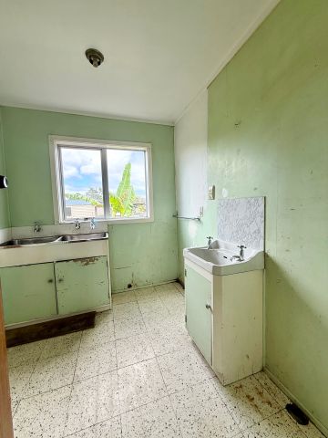 SPACIOUS 6-BEDROOM FAMILY HOME - Photo 3