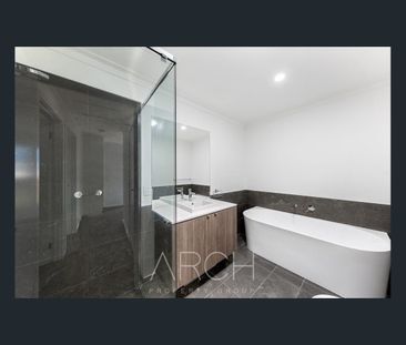 Stylish Townhome Offering Comfort and Space! - Photo 1