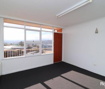 Freshly renovated - Photo 4