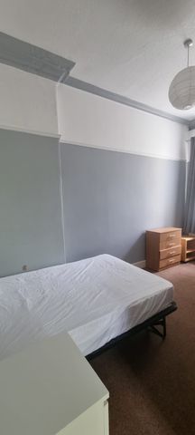 3 Bed - Flat 2, 1 North Grange Road, Headingley, Leeds - LS6 2BR - Student - Photo 5