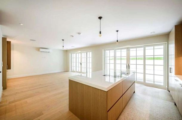 An exceptional contemporary home in a desirable Sevenoaks location. - Photo 1