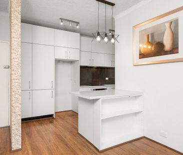 North-Facing Top-Floor 3 Bedrooms Retreat with Light, Space & Style - Photo 5