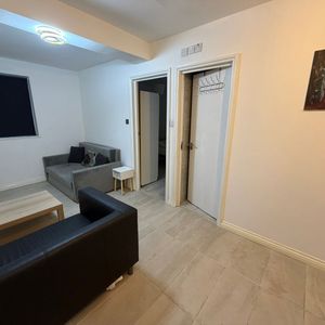 1 Bed Detached House, Wood Lane, W12 - Photo 2