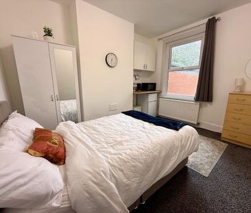 1 bedroom in a house share to rent - Photo 2