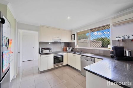 Charming 3 Bedroom Brick Home in a Great Neighbourhood - Photo 5