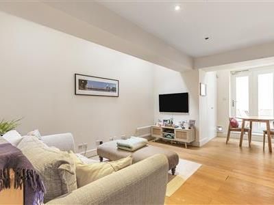 Vicarage Crescent, SW11 - Photo 5