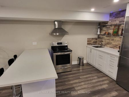 Detached Home For Lease | N9244720 - Photo 5