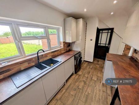 2 bedroom semi-detached house to rent - Photo 5