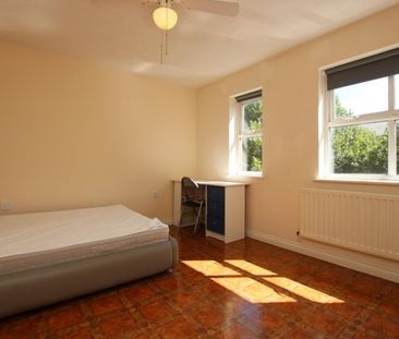 4 bedroom terraced house to rent - Photo 5