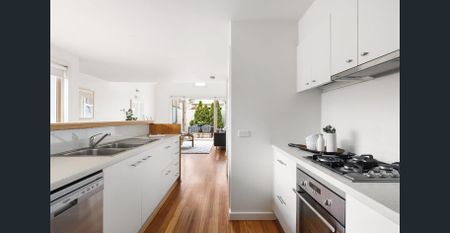 TOWNHOUSE IN QUIET BAYSIDE POCKET - Photo 2