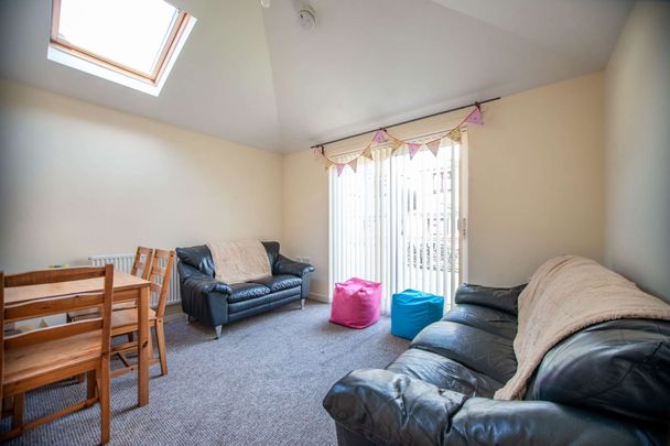 Perfectly located house on Coburn Street - Photo 1