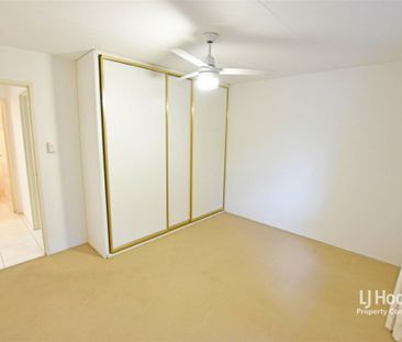 Spacious Two-Bedroom Duplex with Courtyard & Air Conditioning - Photo 4