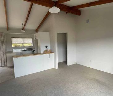 Sunny 3 bedroom in nice quiet surburb - Photo 3
