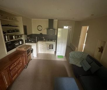 Quite quirky 2 bedrooms flat nestled in the - Photo 3