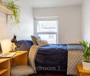 Room 2 - Photo 2