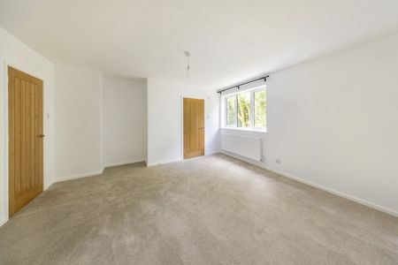 4 bedroom detached house to rent - Photo 2