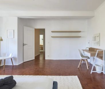 Room in a shared 4-bedroom apartment for rent in Lisbon. - Foto 1