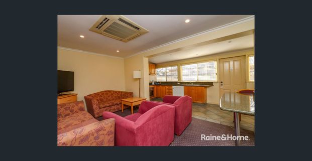 Fully Furnished 3 bedroom Semi located in CBD. Available 23.12.2025 - Photo 1