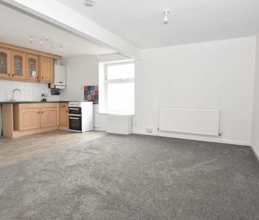 2 bedroom Flat To Let - Photo 2