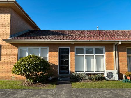 NEWLY-REFURBISHED, SUPERB LOCATION WITH LOCK-UP GARAGE - Photo 2