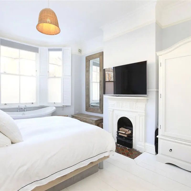 2 bedroom flat in London - Photo 1