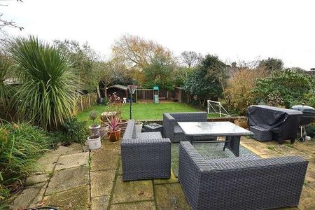 Barton Court Avenue, Barton On Sea, New Milton, Hampshire, BH25 - Photo 5