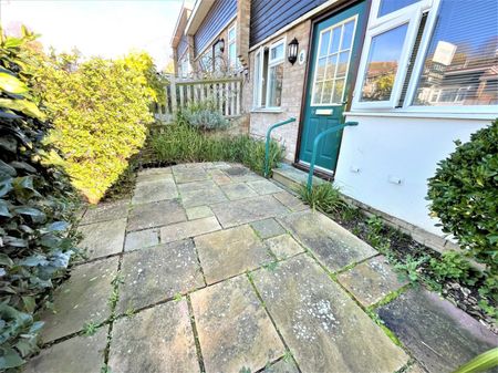 A 1 Bedroom Terraced Bungalow Instruction to Let in Hastings - Photo 2