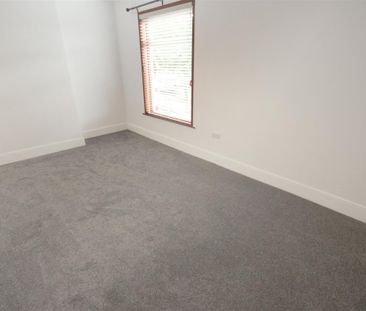 3 Bedroom House - Mid Terrace To Let - Photo 6