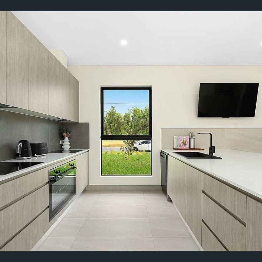 Within walking distance of local shops, schools, and public transport! - Photo 1