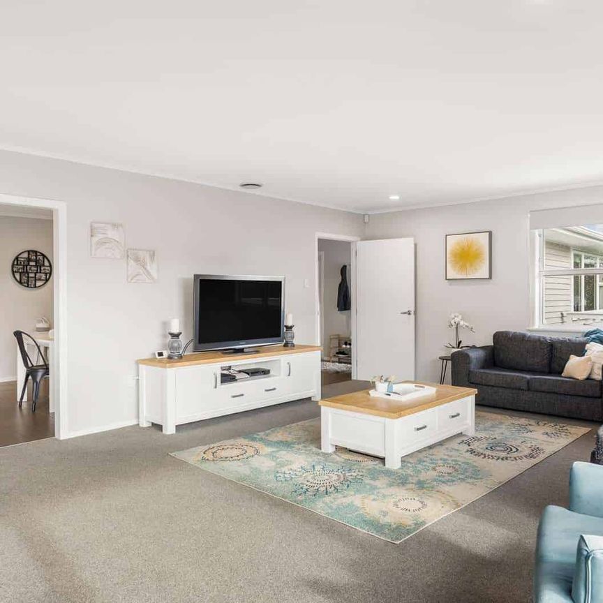 5 Bedroom, 2 Bathroom House - Photo 1