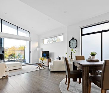 3 Bedroom Townhouse with Own Street Front and solar power - Photo 6