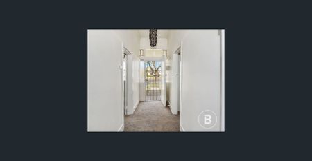 THREE BEDROOM CENTRALLY LOCATED COTTAGE - Photo 2