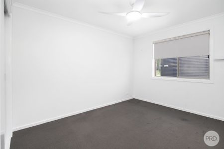 BEAUTIFUL FOUR BEDROOM HOME WITH DOUBLE GARAGE AS WELL AS EXTRA THREE CAR GARAGE AT REAR - Photo 5