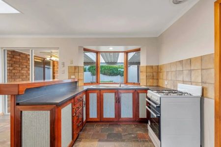 Spacious 4-Bedroom Home in Family-Friendly Parafield Gardens - Photo 4