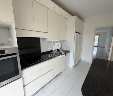 Location Appartement 4 pièces 98m² NICE 06200 - Photo 2
