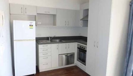 Modern, Warm & Low-Maintenance 2-Bedroom Apartment with Sunny Balcony and Secure Parking - Photo 4