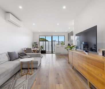 LIGHT FILLED APARTMENT WITH TWO OUTDOOR RETREATS - FLEXIBLE LEASE T... - Photo 1