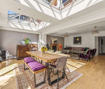 A excellently presented five bedroom home in the heart of Hampton. - Photo 1