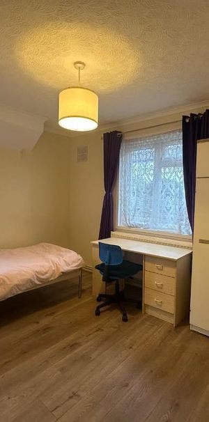 Begonia Walk, East Acton, W12 0BE - Photo 1