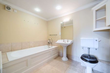 A charming thatched barn conversion in Wherwell. - Photo 5