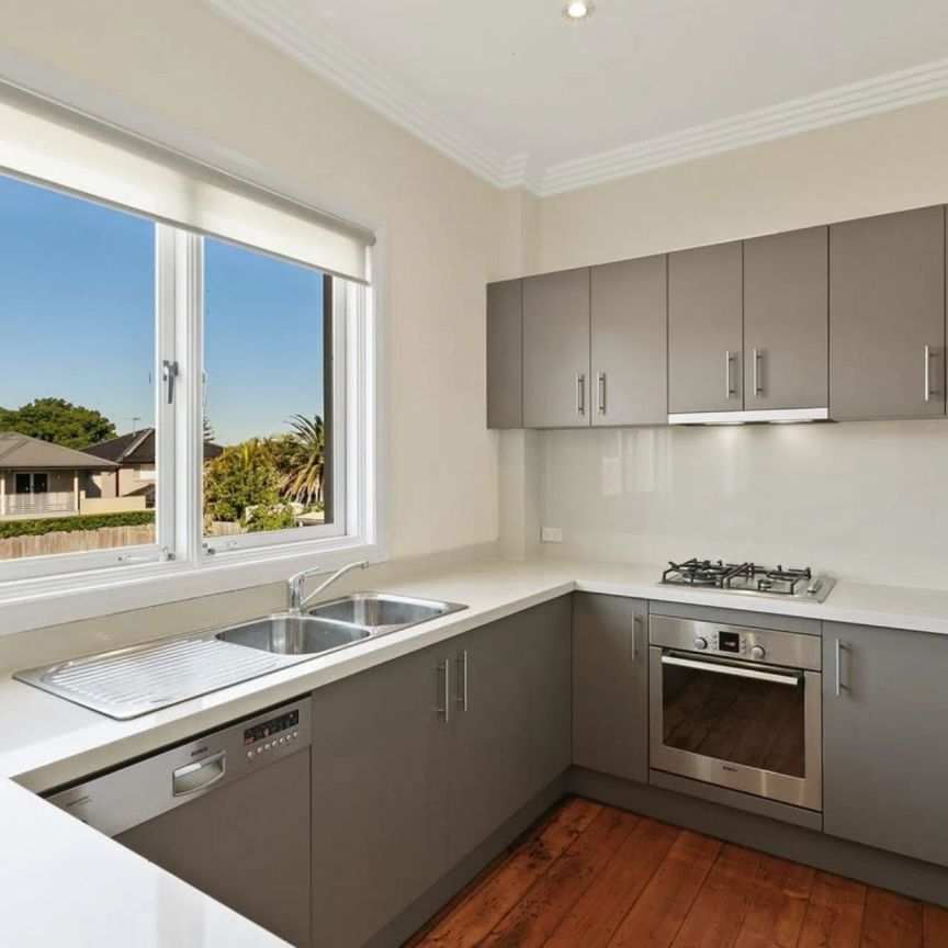 Top-Floor Art Deco Apartment in Boutique Block of Four - Photo 1