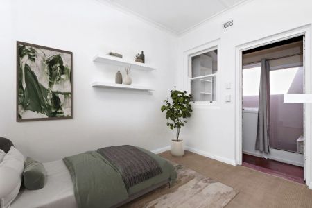 Spacious Art Deco Apartment in Prime Location! - Photo 2