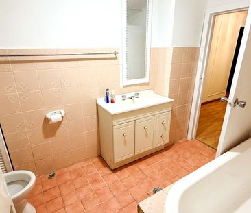 Family Home with an Oversized Garage & Yard - Photo 4