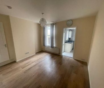 3 bedroom end of terrace house to rent - Photo 3