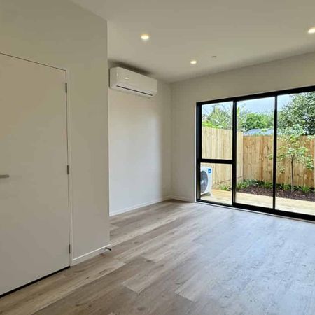 Stylish & Simple Living – Māngere Bridge at Its Best - Photo 4