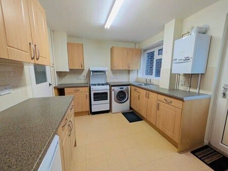 Tilgate 3 bedroom house to rent - Photo 3